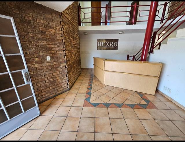 1,100M² WAREHOUSE TO LET IN APEX